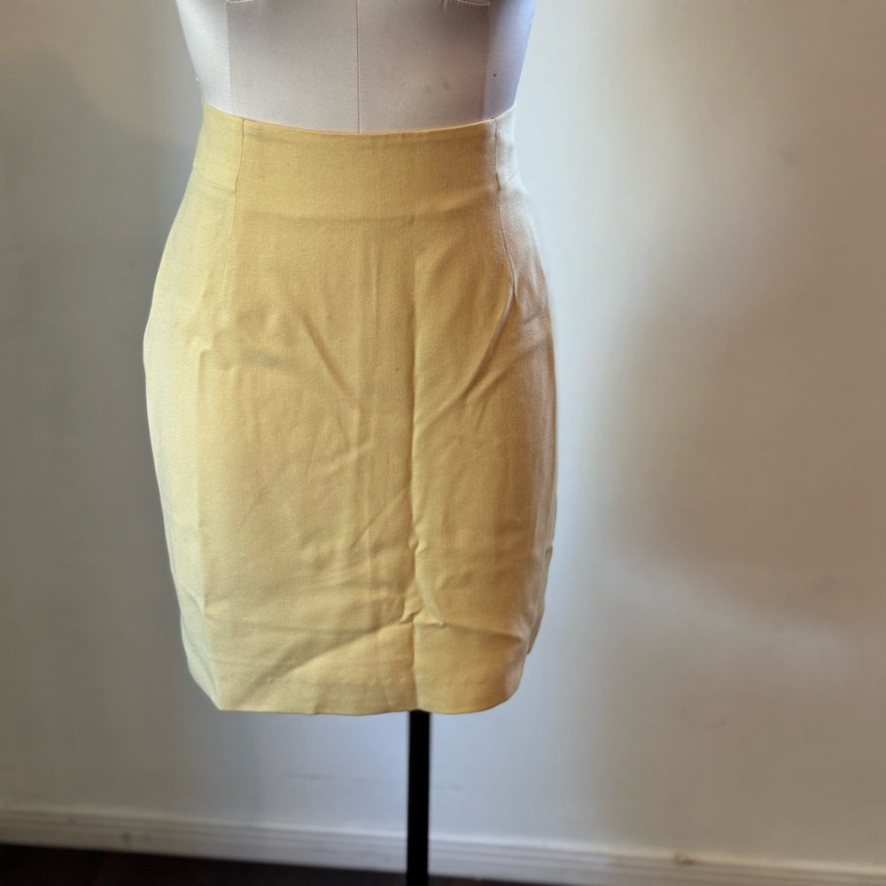 BEBE Yerlow Skirt Size 4